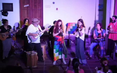 La Tocatta act�a en la Manzana de la Rivera