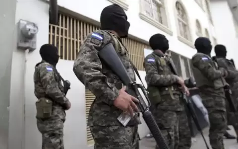 Cae director de c�rcel en Honduras con dinero para pandillas