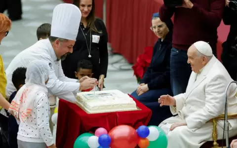 El papa Francisco cumple 87 a�os rodeado de ni�os y familias del centro pedi�trico del Vaticano