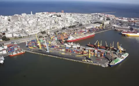 Demoras en Puerto Montevideo generan aumento en gastos diarios para armadores fluviales