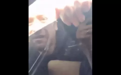Hombre descontrolado intent� subir a la fuerza a un veh�culo en movimiento