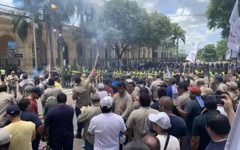 �Riera, cobarde, tus manos tienen sangre�, gritan manifestantes