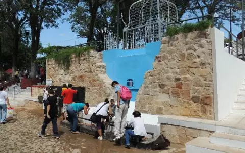 Caacup�: promeseros forman larga fila para llevar el agua bendita del Tup�sy Ykua
