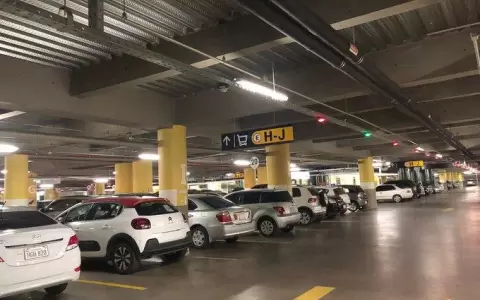 Desde marzo, tres shoppings cobrar�n estacionamiento a quienes no sean clientes