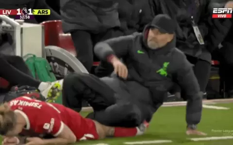 Ins�lito: futbolista se lesiona tras chocar con Jurgen Klopp