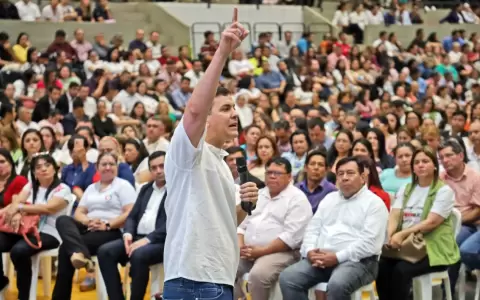 En medio de crisis por t�tulos falsos, Pe�a promete dar "un gran salto en la educaci�n"