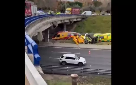 Se estrell� un helic�ptero en una autopista de Madrid: tres heridos