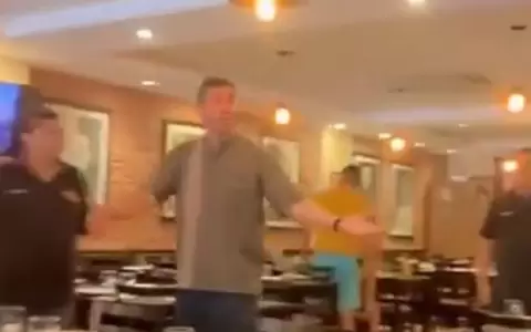 Santiago Pe�a, escrachado en un local de comidas por la SIP