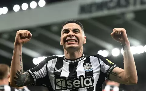 Miguel Almir�n anota en la victoria de Newcastle sobre Fulham