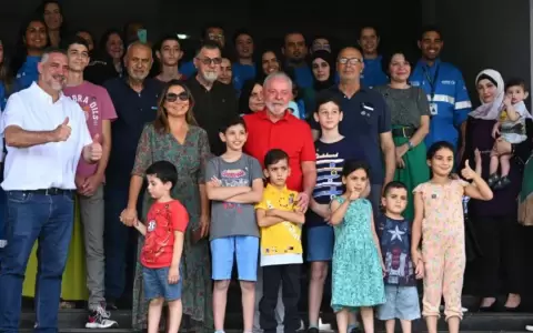 Lula visita a un grupo de repatriados desde Gaza y les garantiza apoyo en Brasil