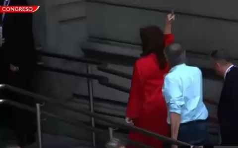 Con un gesto obsceno, Cristina Kirchner deja la vicepresidencia de Argentina