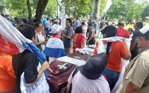 Masiva protesta en el microcentro contra Ley de Superintendencia de Jubilaciones