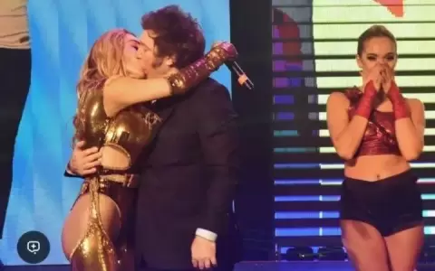 Javier Milei fue a ver a F�tima Florez a Mar del Plata y le estamp� un tremendo beso sobre el escenario