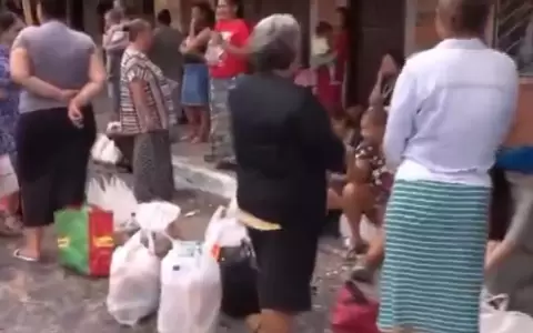 Familiares de presos en Tacumb� esperan ingresar para ver a sus seres queridos y llevar v�veres