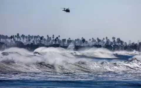 Olas enormes en California dejan heridos a algunos curiosos y llevan inundaciones a la costa oeste