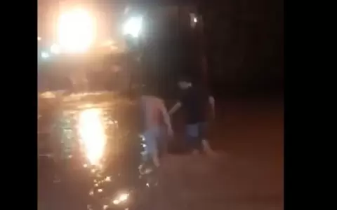 Dos amigos apostaron cruzar el raudal, tras el "desaf�o" uno desapareci�
