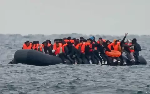 Un migrante muerto y 65 rescatados en el Canal de la Mancha