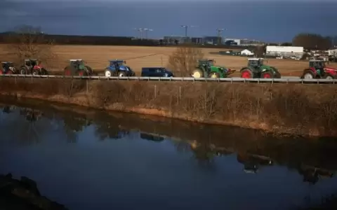 Bloqueos de agricultores en Francia: Macron prometi� que no avanzar� acuerdo de UE - Mercosur