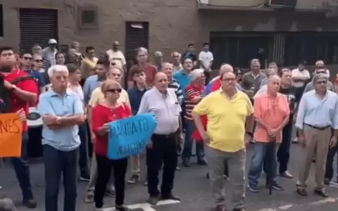 Jubilados bancarios inician el a�o con manifestaci�n por supuestas irregularidades