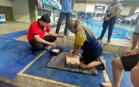 Entrenadores de nataci�n fueron capacitados para casos de reanimaci�n