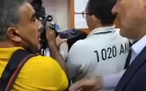 Funcionario de Diputados agrede a camar�grafo de la prensa y senador pide que sea sancionado