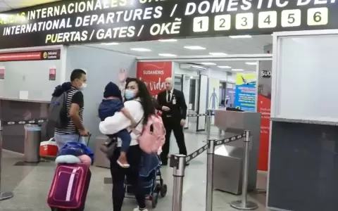 Ni�o salvadore�o que se trasplant� la m�dula regres� con �xito a su pa�s