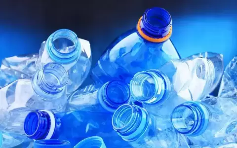 Agua embotellada contiene m�s pl�stico de lo que se pensaba