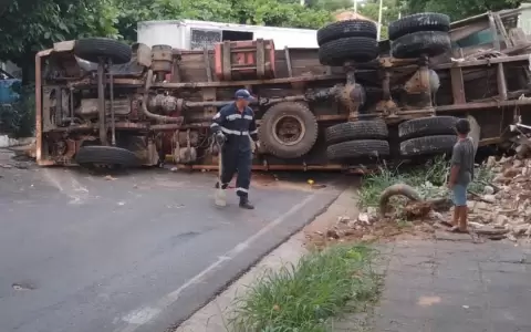 Enorme cami�n vuelca frente al cementerio de Lambar� y presumen que llevaba contrabando