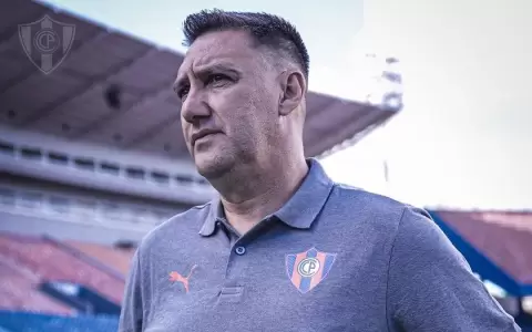Hinchas de Cerro Porte�o se indignan por la llegada de Gustavo Sotelo