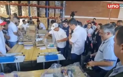 Inicia la distribuci�n de kits escolares con presencia de Pe�a