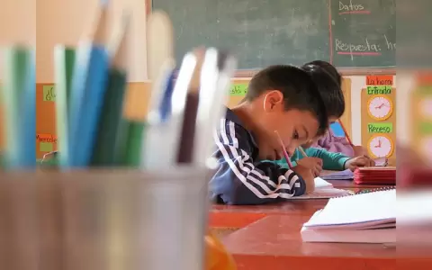 �Cu�nto dinero gastan en educaci�n las familias de escasos recursos?