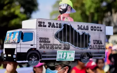 Conmemoran Acuerdos de Paz con marcha contra Nayib Bukele