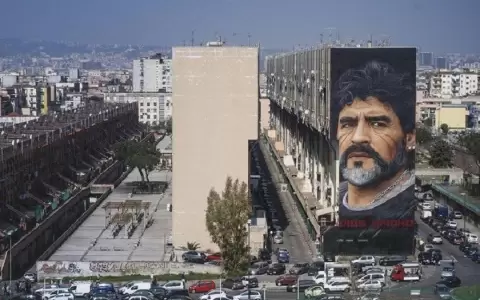 Demoler�n emblem�tico mural de Maradona en N�poles