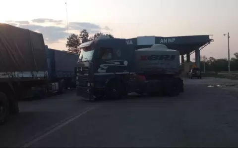 Niegan combustible en Bolivia a unos 60 camioneros varados con matr�cula paraguaya