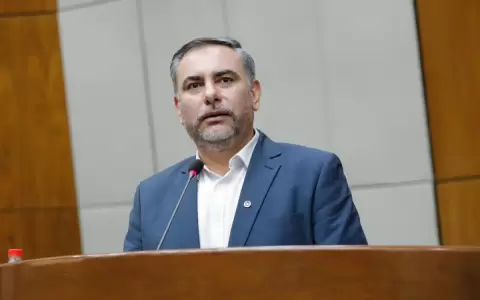 Senador anuncia plan de reorganizaci�n de talento humano en el Congreso