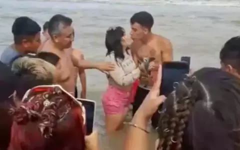 Indignante: apareci� un tibur�n beb� en Santa Teresita y lo agarraron para sacarse fotos