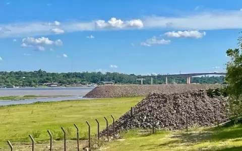 Empresario desaf�a a autoridades y pobladores con la construcci�n de muro en Remansito