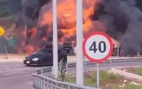 Emergencia en Caacup�: vuelco y explosi�n de cami�n cisterna