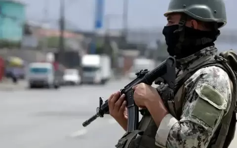 Ecuador anuncia "semaforizaci�n" del toque de queda