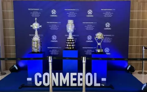 Trofeos de la Conmebol recibieron a los �rbitros de Sudam�rica