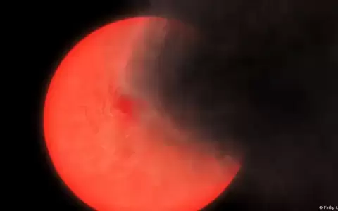 Hallan "viejas fumadoras", raras estrellas que emiten humo