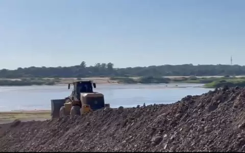 Legisladores verifican muros de piedra construidos en la playa de Remansito