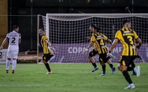 Desde el mediocampo: Agust�n Manzur debut� con un golazo