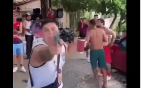 Detienen a hincha de Cerro Porte�o que se exhib�a con arma de fuego