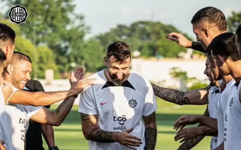 C�lida bienvenida del plantel de Olimpia para Lucas Pratto
