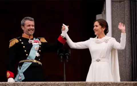 Mary Donaldson, de impoluto blanco y con dise�o dan�s, en su ascenso al trono
