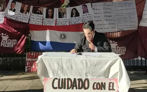 Realizan parodia en el microcentro sobre los privilegiados "nepobabies" del Congreso
