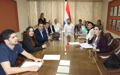 Ministro de Econom�a abord� proyectos pendientes con la Comisi�n Permanente