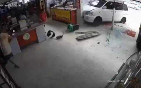 Autom�vil embisti� bl�ndex de supermercado y casi arrolla a un menor