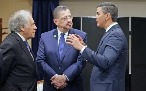 Pe�a asisti� a la inicidentada asunci�n presidencial de Bernardo Ar�valo en Guatemala